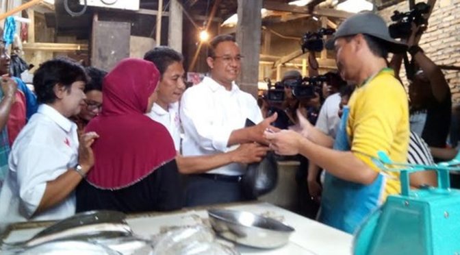 Blusukan ke Pasar Bambu Kuning, Anies borong tempe, cucur dan udang